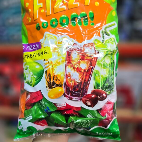آبنبات فیزی روشن ROSHEN FIZZY با مغز مخلوط طعم‌های کولا پرتقال و لیمو یک کیلوگرم
